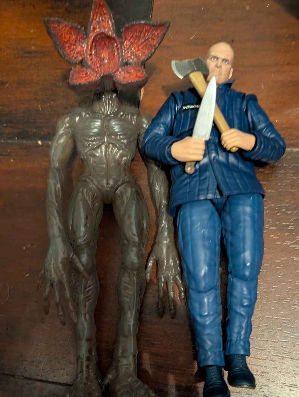 2 Stranger things figures